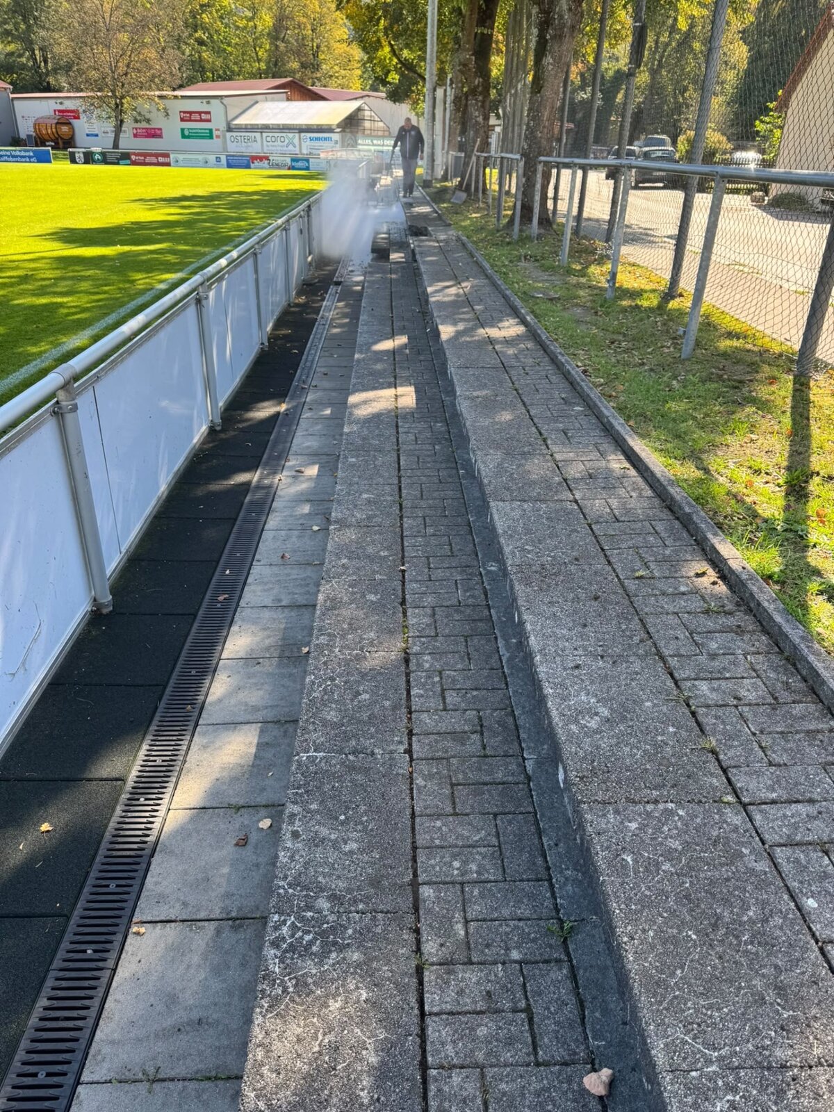 Sporttribüne vor der Reinigung
